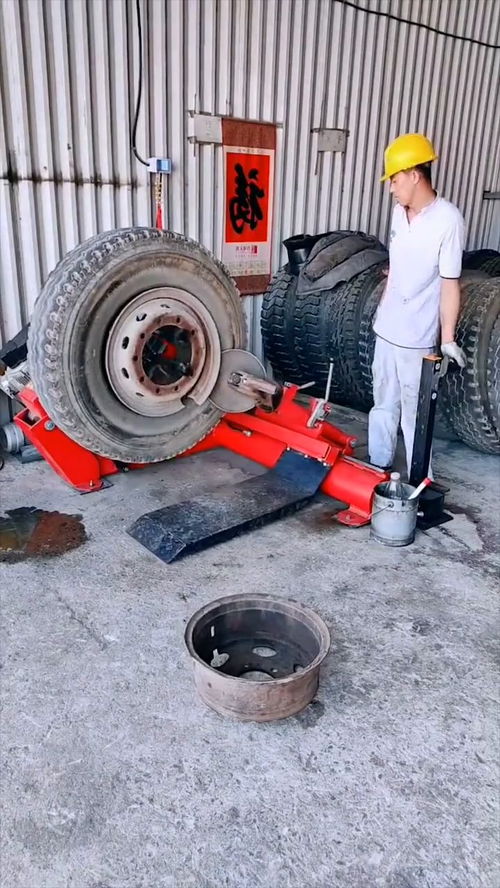 汽修工用扒胎机扒轮胎,这样一看,铲子也能弄出一样的效果